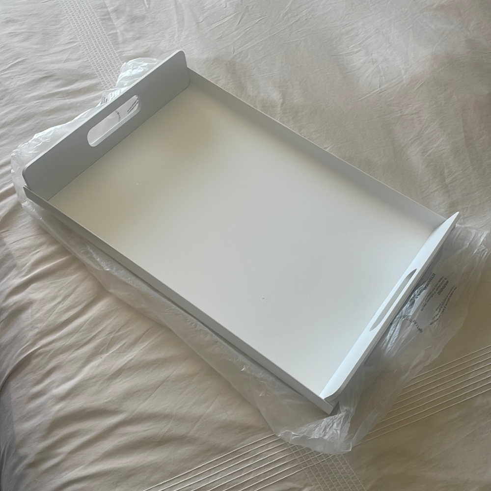 White Alessi serving tray. Discontinued design ! Beautiful made in Italy. Si:m